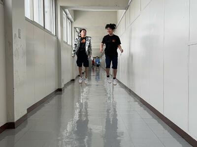 あれ？ちょっと浮いてる…？